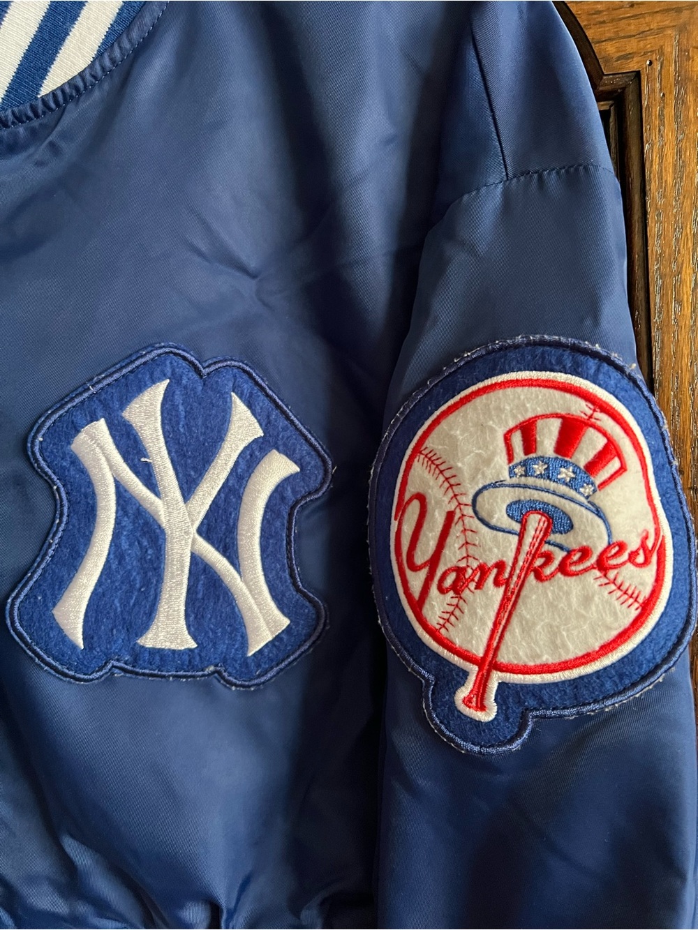 New York Yankees Vintage Satin Bomber Cropped Jacket - Picture 3 of 5